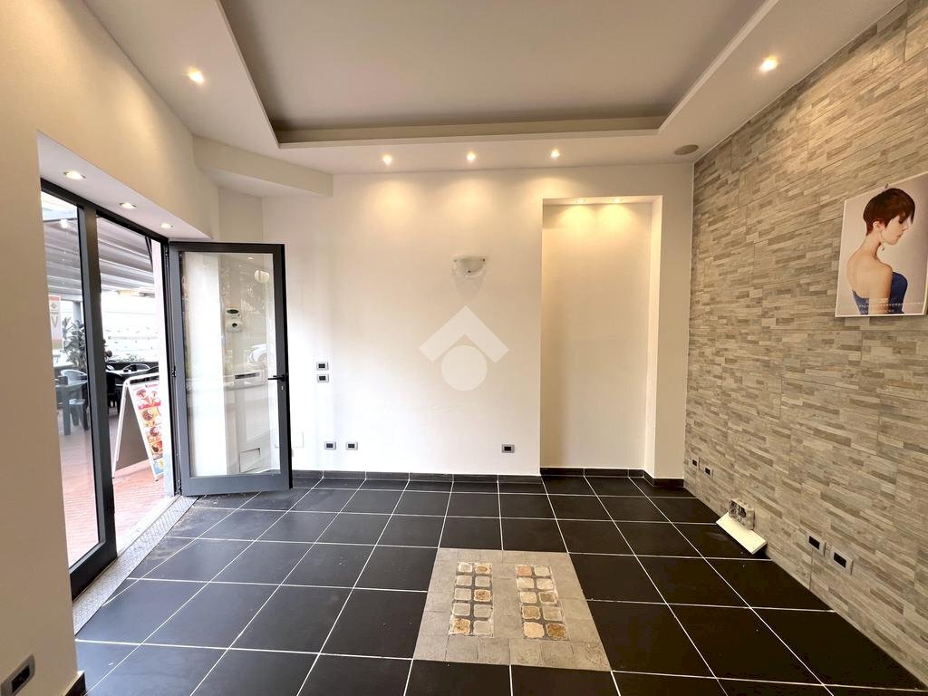 Negozio Negozio Piazza Indipendenza, Borghetto Santo Spirito - foto 2