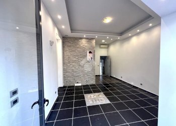 Negozio Negozio Piazza Indipendenza, Borghetto Santo Spirito - foto 1