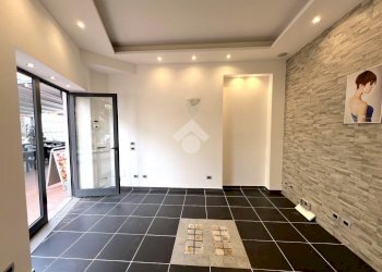 Negozio Negozio Piazza Indipendenza, Borghetto Santo Spirito - foto 2