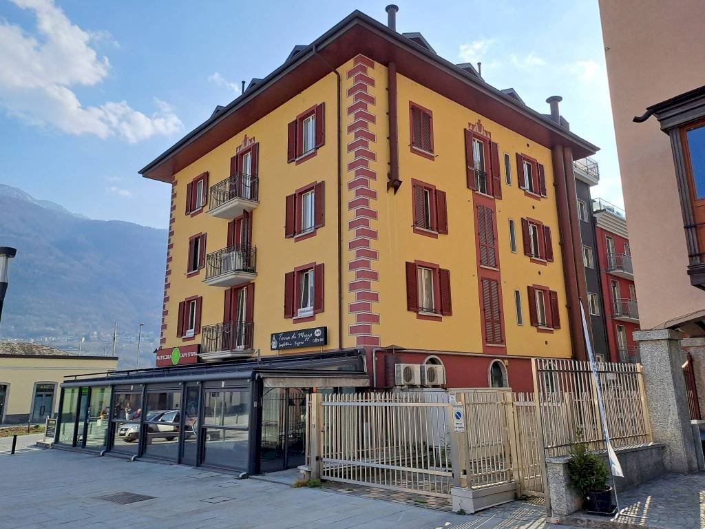 Facciata - Negozio piazzale Giovanni Bertacchi, Sondrio - foto 3