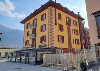 Facciata - Shop piazzale Giovanni Bertacchi, Sondrio - photo 3