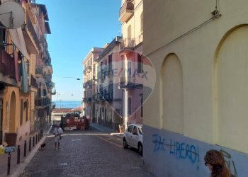 Locale Commerciale Traversa III di Via Cappuccini, Pozzuoli - foto 2