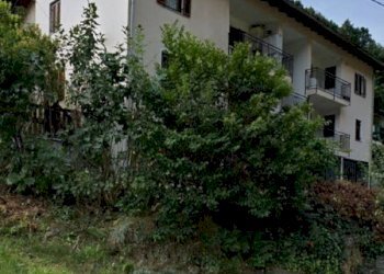 Facciata - Trilocale strada Regionale, Lillianes - foto 1