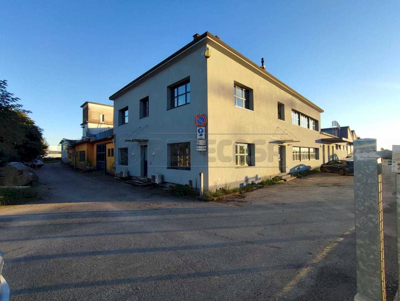 ESTERNO - Commercial Premises Località Fracanzana 39, Montebello Vicentino - photo 2