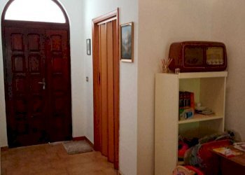 INGRESSO AMPIO CON RIPOSTIGLIO.jpg - Villa VIA ROMA  26, Olmedo - foto 4