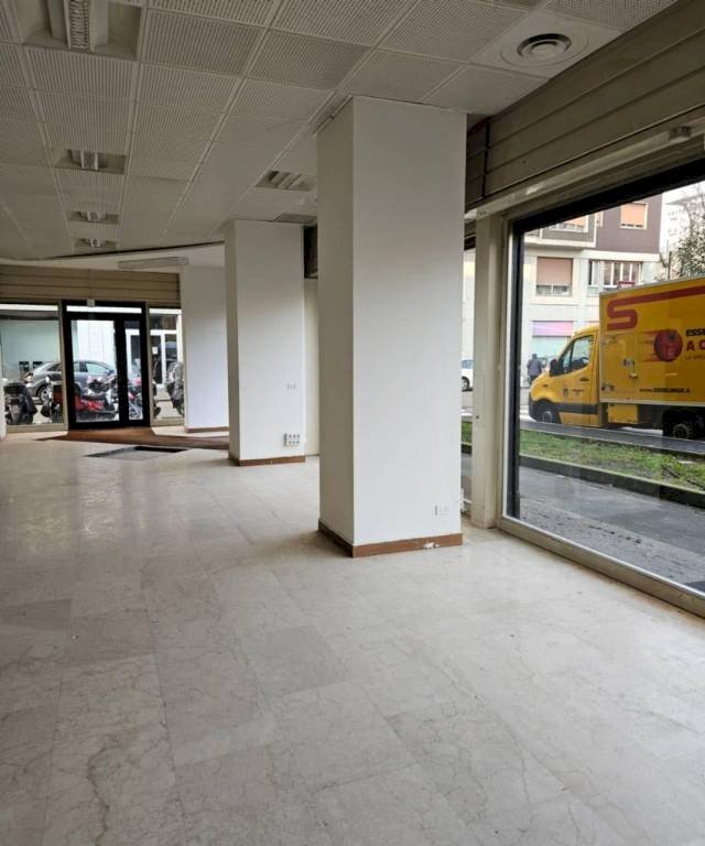 Interno non residenziale - Shop corso Indipendenza, Milano - photo 1