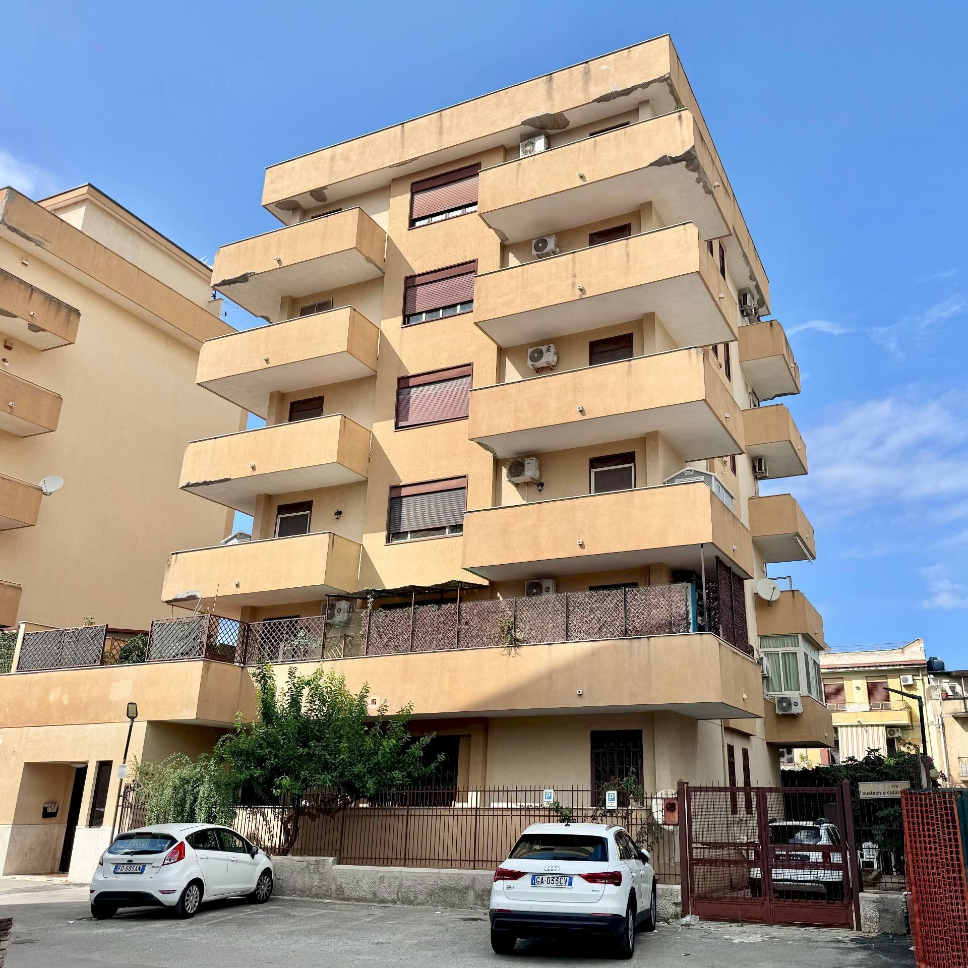 Three-room apartment Via Eustachio Catalano, Palermo - photo 1