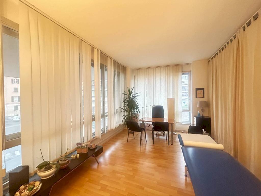 Stanza arredata - Ufficio piazza Piccapietra, 83, Genova - foto 1