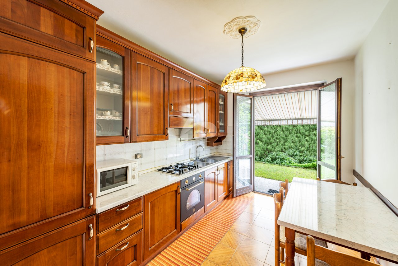 cucina - Villa a Schiera Via E. Toti 6, Laveno-Mombello - foto 1