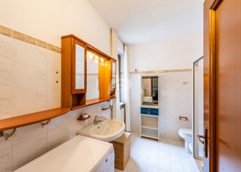 bagno piano primo - Villa a Schiera Via E. Toti 6, Laveno-Mombello - foto 13