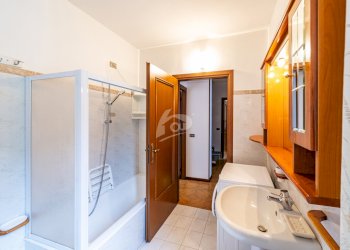 bagno piano primo - Villa a Schiera Via E. Toti 6, Laveno-Mombello - foto 14