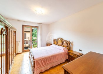 camera matrimoniale pian primo - Villa a Schiera Via E. Toti 6, Laveno-Mombello - foto 16