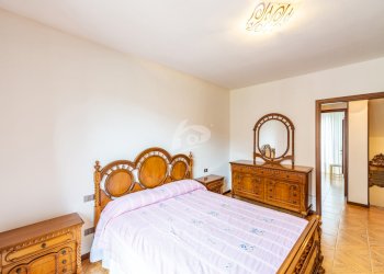 camera matrimoniale piano primo - Villa a Schiera Via E. Toti 6, Laveno-Mombello - foto 17