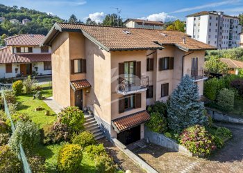 facciata - Villa a Schiera Via E. Toti 6, Laveno-Mombello - foto 26