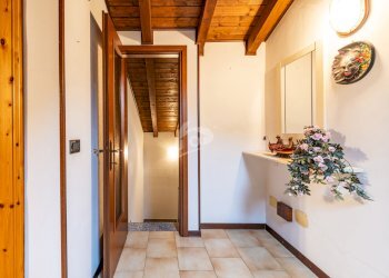 disimpegno piano mansarda - Villa a Schiera Via E. Toti 6, Laveno-Mombello - foto 24