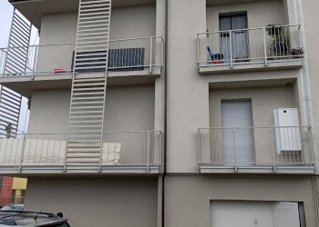 facciata - Appartamento semi-centrale, Pieve Porto Morone - foto 14