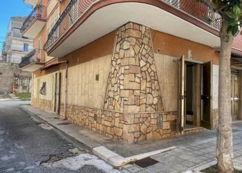 Locale Commerciale Viale Vittorio Veneto, San Nicandro Garganico - foto 1