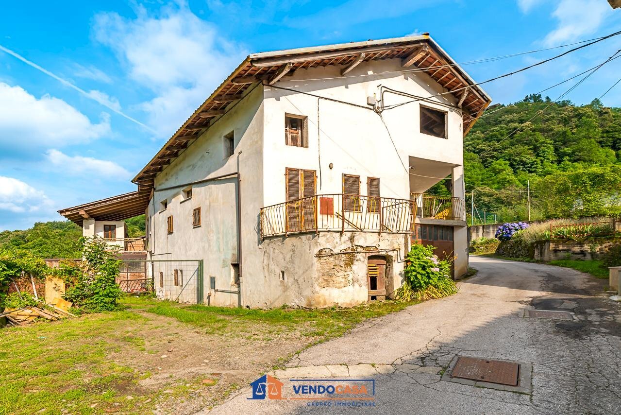 Independent house Brondello - photo 1