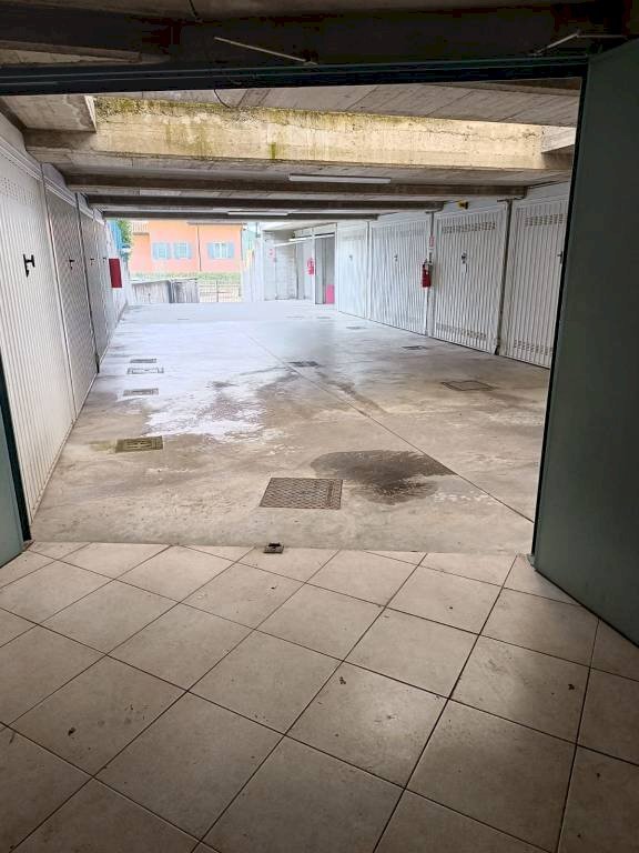 porta ingresso - Magazzino via Alessandro Manzoni, 48, Jerago con Orago - foto 3