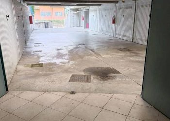 porta ingresso - Magazzino via Alessandro Manzoni, 48, Jerago con Orago - foto 3