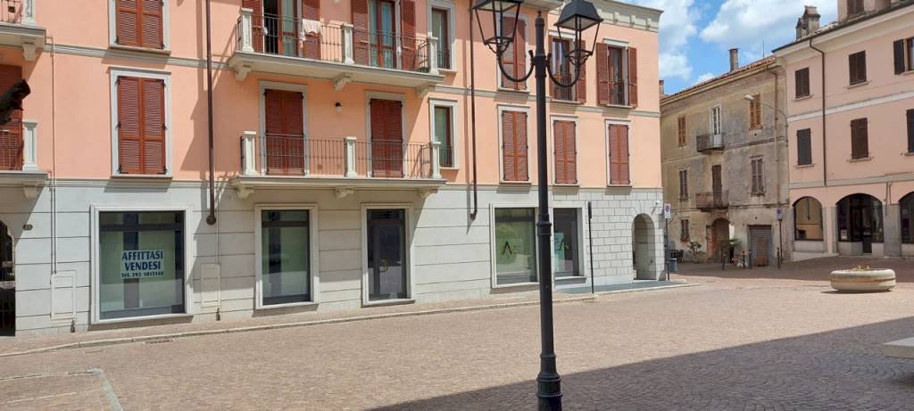 ESTERNO - Negozio piazza San Graziano, Arona - foto 1