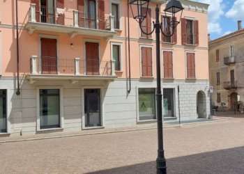 ESTERNO - Negozio piazza San Graziano, Arona - foto 1