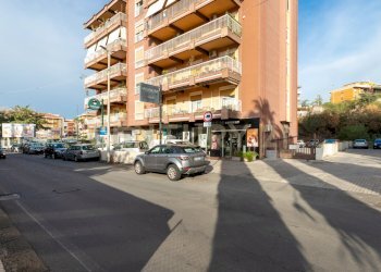 Deposito via Carnazza (2).jpg - Locale Commerciale Via Carnazza 81, Tremestieri Etneo - foto 3