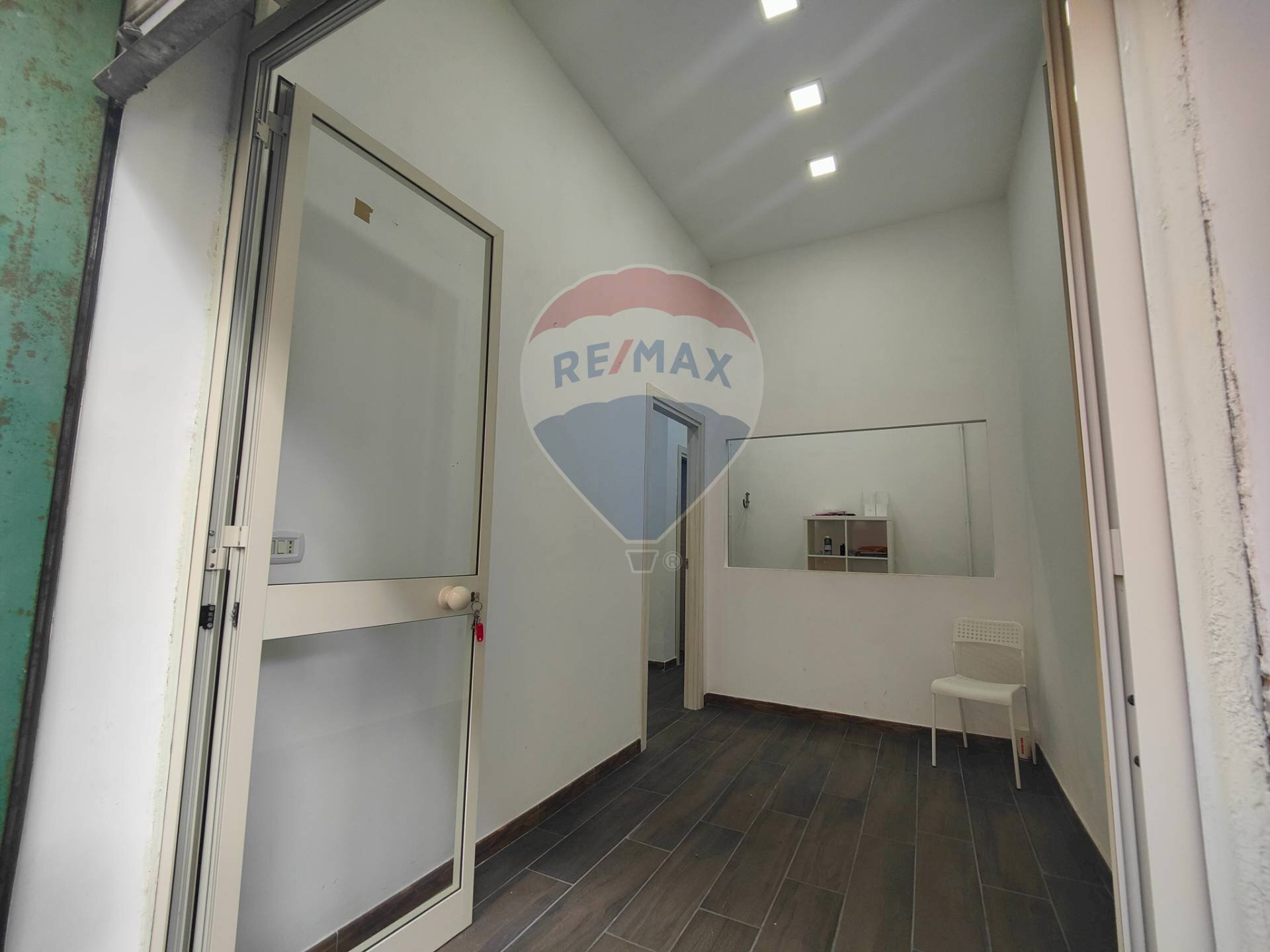 Locale Commerciale Via dei Melangolari, Napoli (zona San Pietro a Patierno) - foto 3