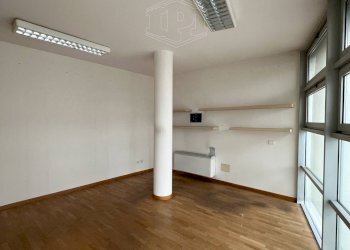 Ufficio Via Giuseppe Giacosa, Bologna (zona Borgo Panigale) - foto 4