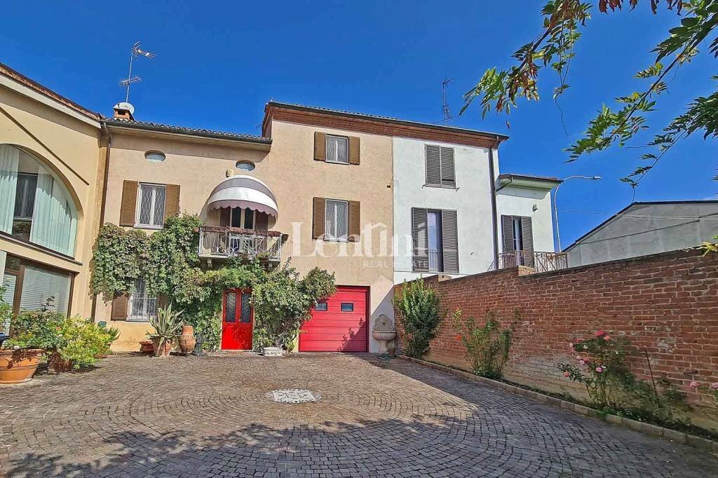 Facciata - Villa via Maria Montessori, 28, Casale Monferrato - foto 2