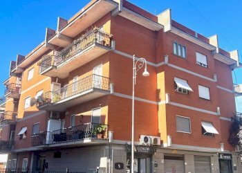 Facciata - Trilocale via Stati Uniti d'America, Genzano di Roma - foto 25