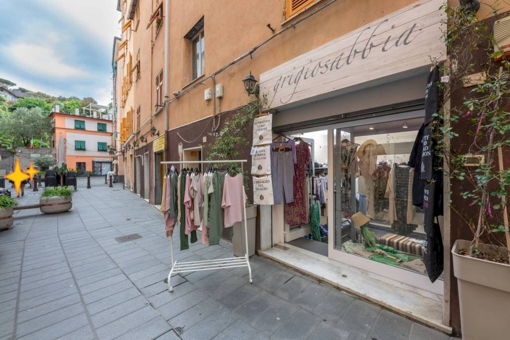 Vetrina - Negozio piazza Albertina, 18r, Genova (zona Sestri Ponente) - foto 3
