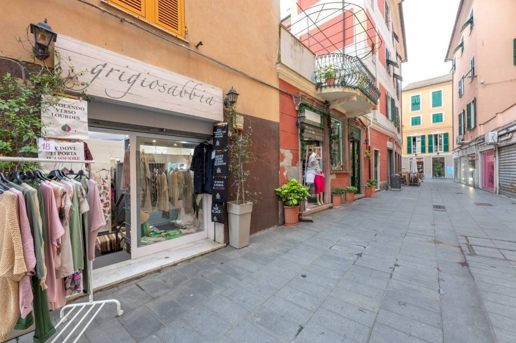 Vetrina - Negozio piazza Albertina, 18r, Genova (zona Sestri Ponente) - foto 2