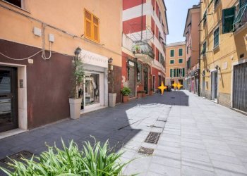 Vetrina - Negozio piazza Albertina, 18r, Genova (zona Sestri Ponente) - foto 21