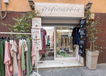 Vetrina - Negozio piazza Albertina, 18r, Genova (zona Sestri Ponente) - foto 5