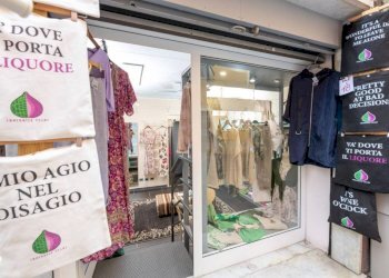 Vetrina - Negozio piazza Albertina, 18r, Genova (zona Sestri Ponente) - foto 6