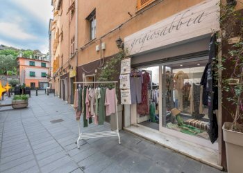 Vetrina - Negozio piazza Albertina, 18r, Genova (zona Sestri Ponente) - foto 3