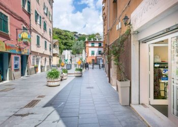 Vetrina - Negozio piazza Albertina, 18r, Genova (zona Sestri Ponente) - foto 1