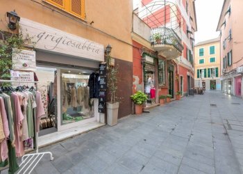 Vetrina - Negozio piazza Albertina, 18r, Genova (zona Sestri Ponente) - foto 2