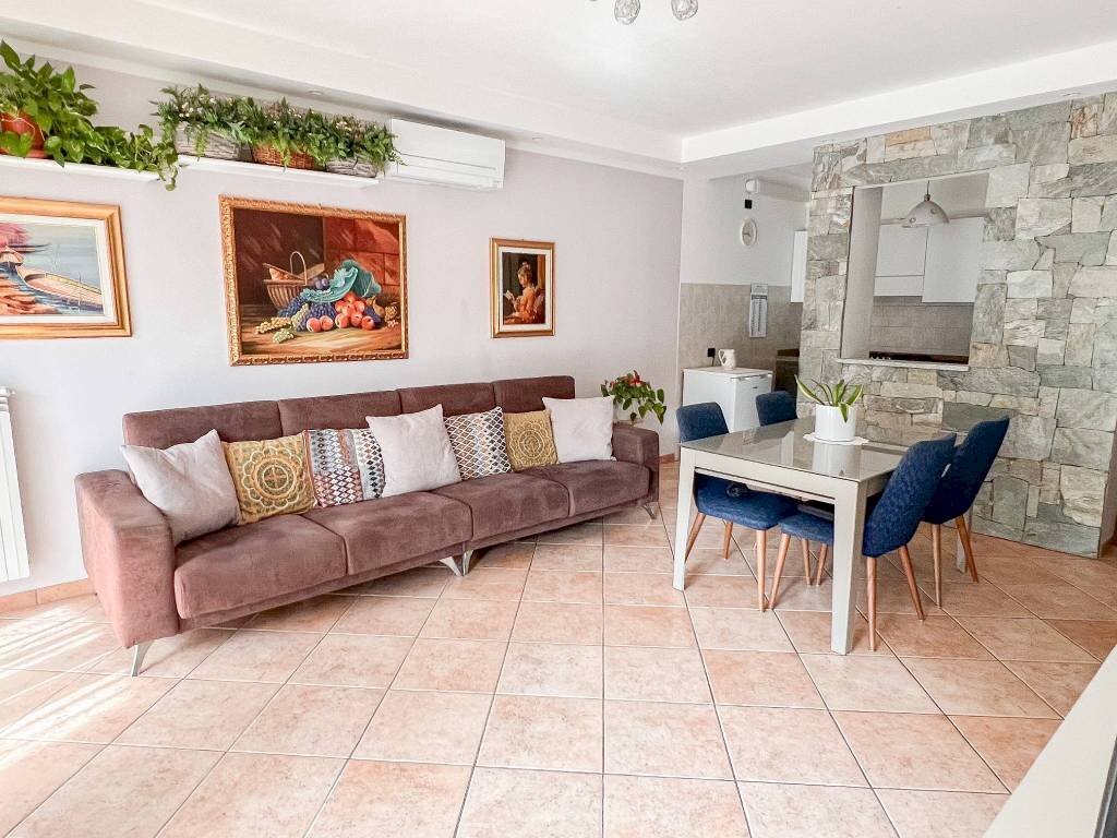 Salone - Trilocale piazza Giancarlo Puecher, Ponte Lambro - foto 3