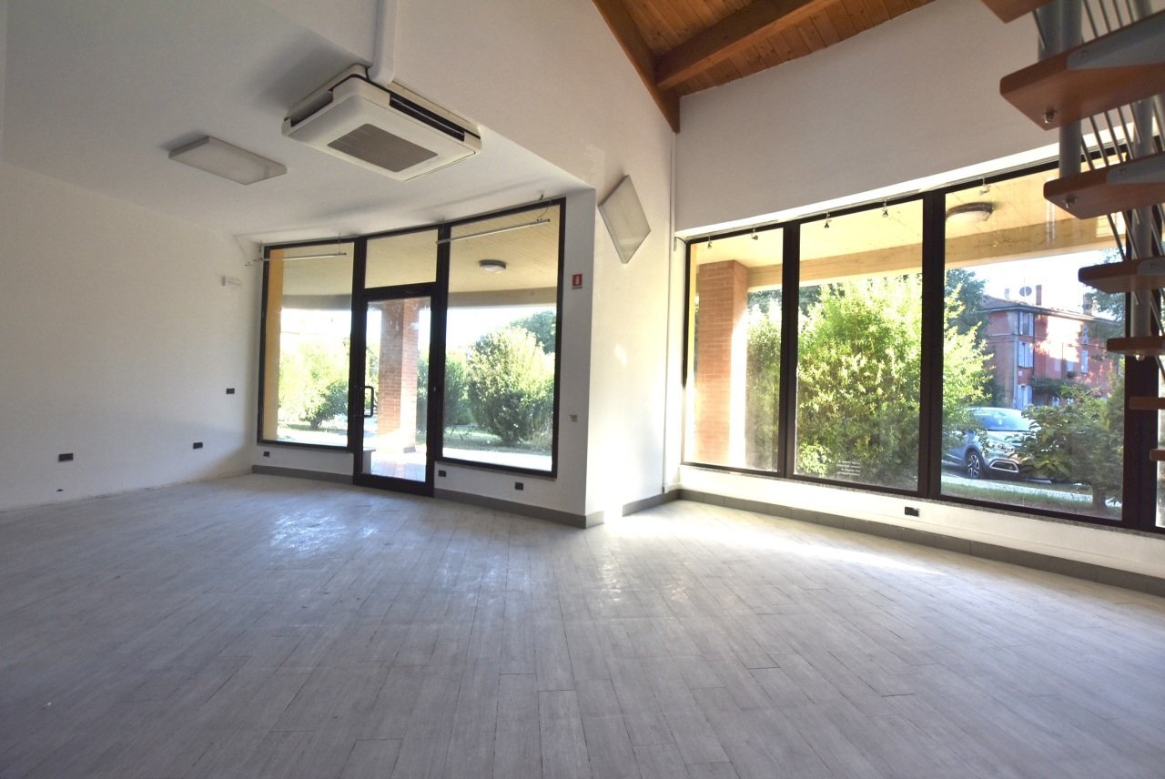 vista delle vetrine.JPG - Office via Vinicio Pescerelli 99, San Pietro in Casale - photo 3