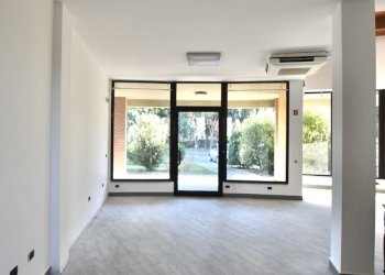 Ingresso ufficio piano terra.JPG - Office via Vinicio Pescerelli 99, San Pietro in Casale - photo 2