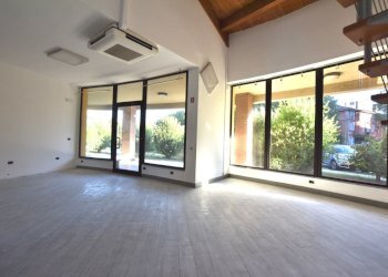 vista delle vetrine.JPG - Office via Vinicio Pescerelli 99, San Pietro in Casale - photo 3