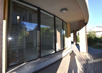 Vetrine.JPG - Office via Vinicio Pescerelli 99, San Pietro in Casale - photo 16