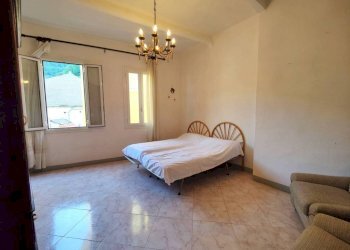 Camera da letto - Three-room apartment via Celio, 65, Ceriana - photo 11