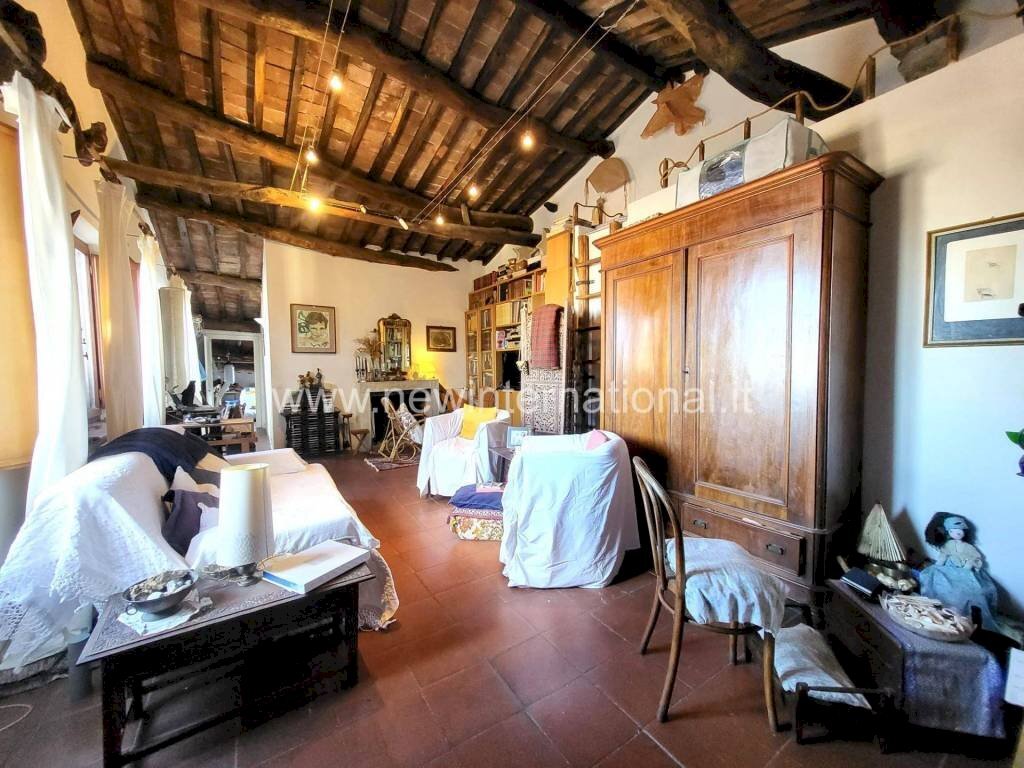 Soggiorno - Appartamento via Santa Gemma Galgani, Lucca (zona Centro Storico) - foto 2