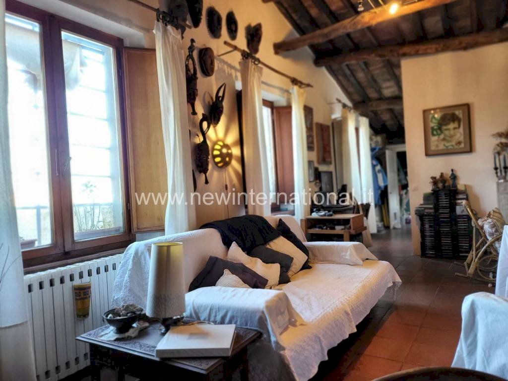 Soggiorno - Appartamento via Santa Gemma Galgani, Lucca (zona Centro Storico) - foto 3