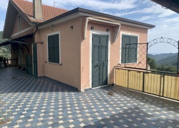 terrazzo con ingressi - Casa indipendente Via Pietro Frumento 5, Stella - foto 13