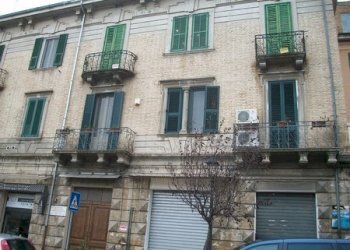 100_2677 (Copia).JPG - Locale Commerciale PIAZZA GARIBALDI, Lanciano - foto 1