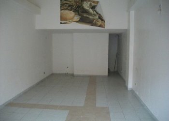 100_2662 (Copia).JPG - Locale Commerciale PIAZZA GARIBALDI, Lanciano - foto 3